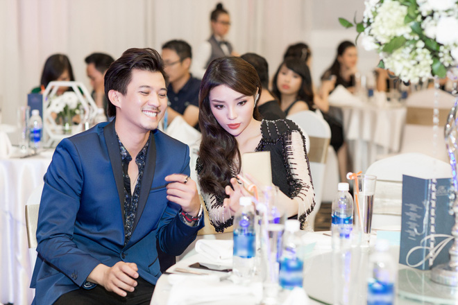 hoa hau ky duyen mac goi cam doi mua di su kien