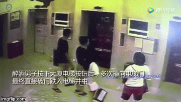 ham nghich dai thanh nien lao lien tuc vao cua thang may roi roi bich xuong duoi