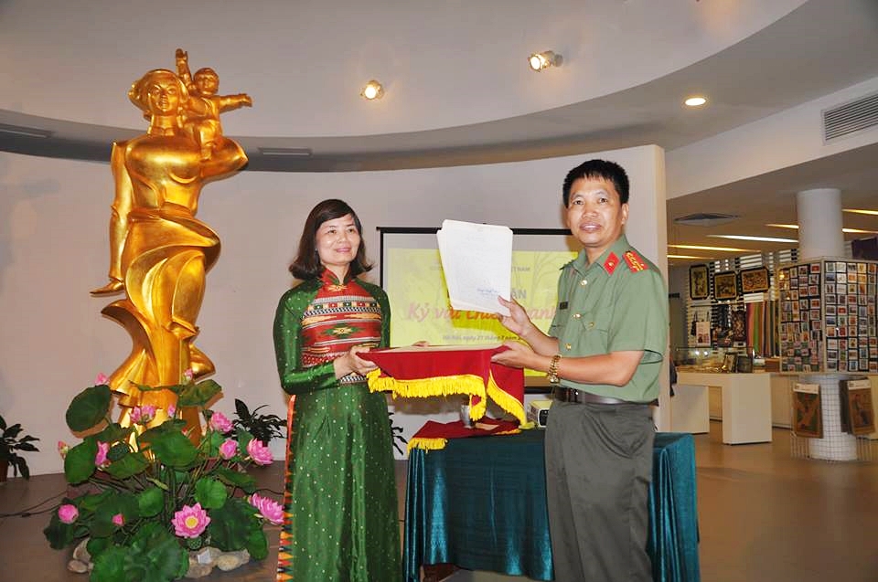 trao tang 4 ky vat chien tranh cho bao tang phu nu viet nam