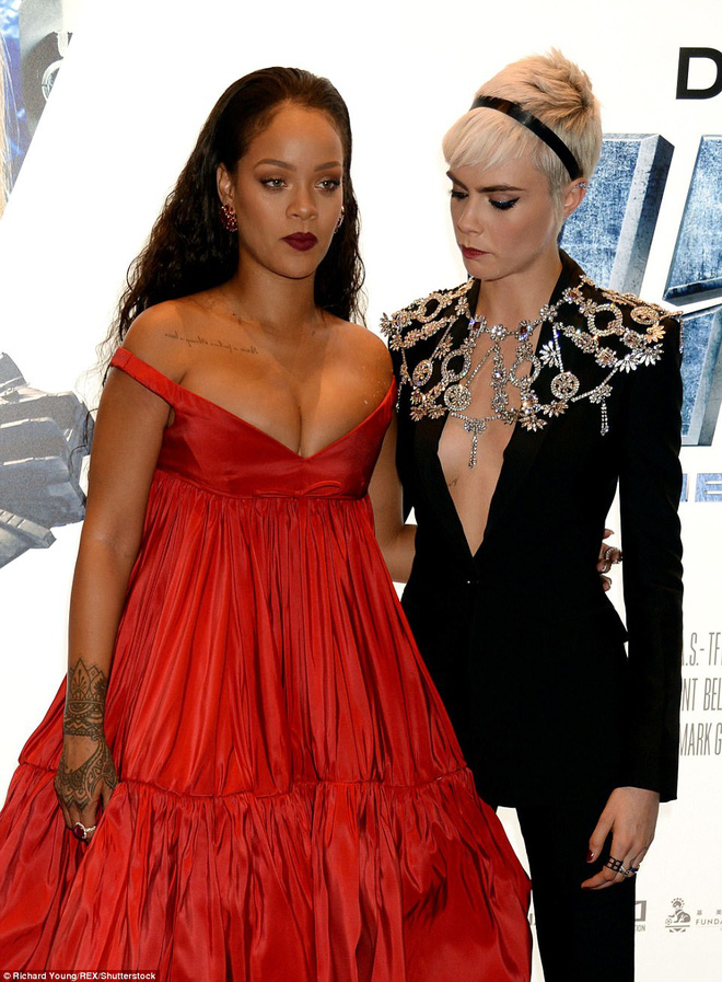 rihanna gay phan cam vi dien vay tre nai va o ep vong 1 qua da giua su kien
