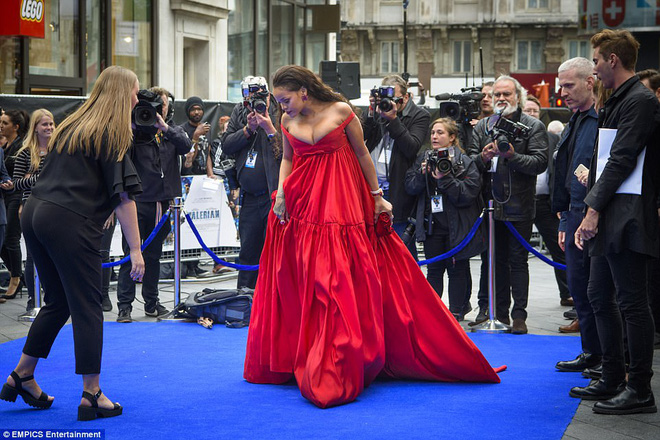 rihanna gay phan cam vi dien vay tre nai va o ep vong 1 qua da giua su kien