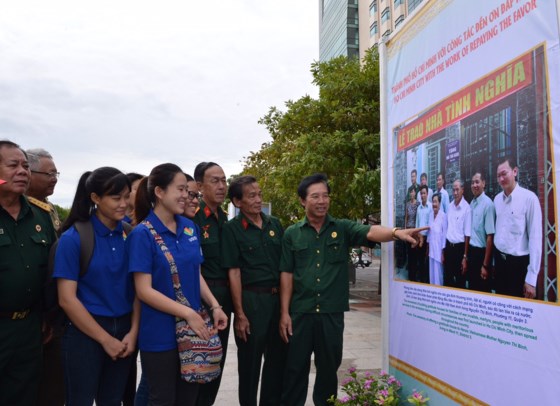 khai mac trien lam anh tp hcm sau dam nghia tinh