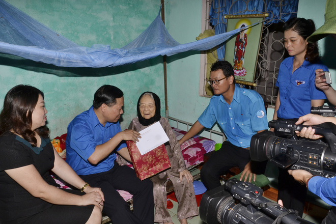 theo buoc chan nguoi anh hung hanh trinh tiep lua cho nhung nguoi anh hung co cong voi dat nuoc