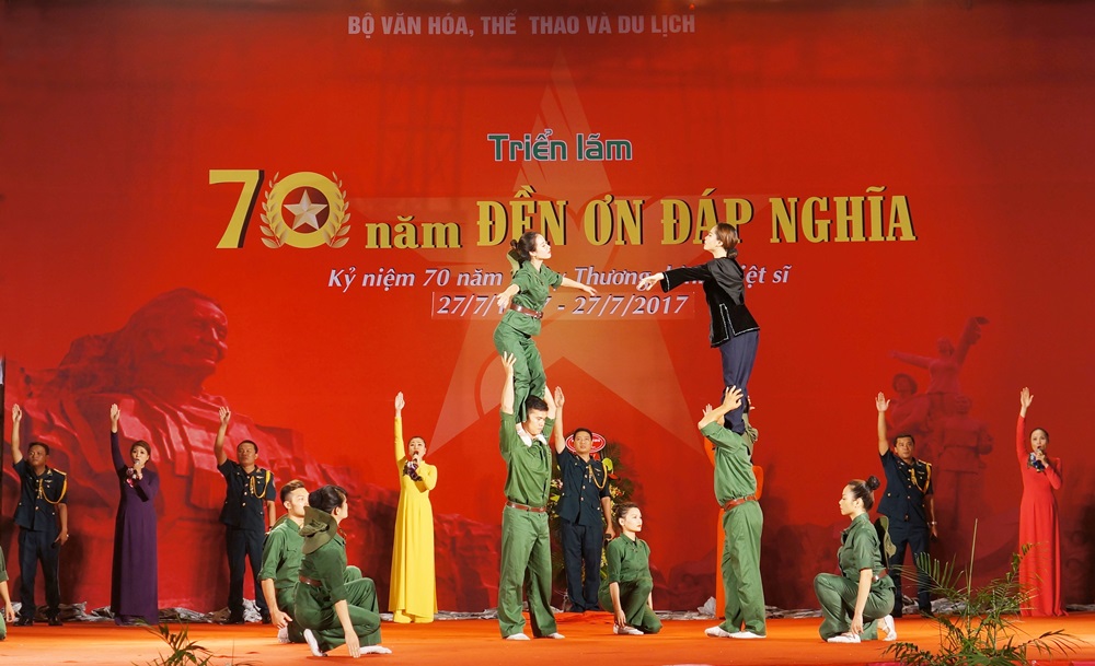 ton vinh va tri an cac anh hung liet si va nguoi co cong qua 70 nam den on dap nghia
