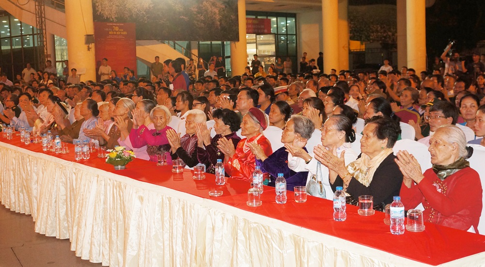 ton vinh va tri an cac anh hung liet si va nguoi co cong qua 70 nam den on dap nghia