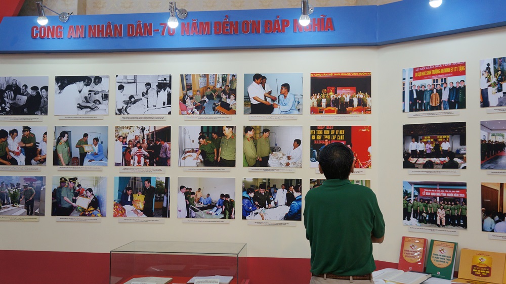 ton vinh va tri an cac anh hung liet si va nguoi co cong qua 70 nam den on dap nghia