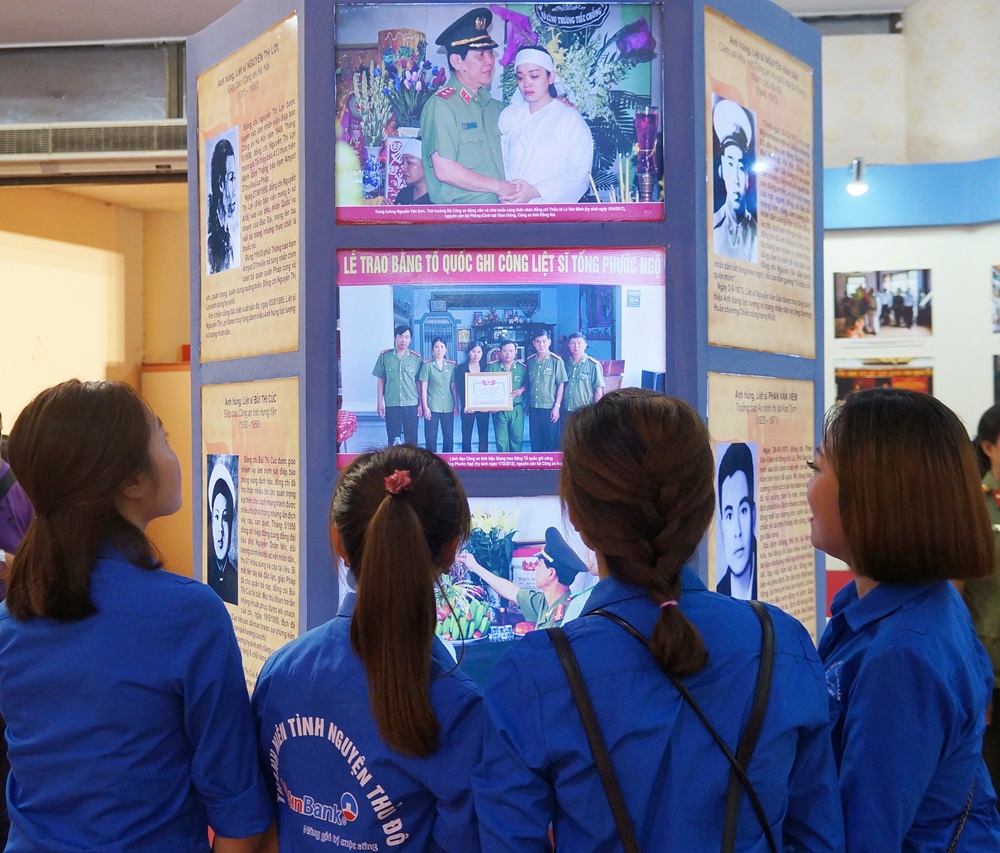 ton vinh va tri an cac anh hung liet si va nguoi co cong qua 70 nam den on dap nghia