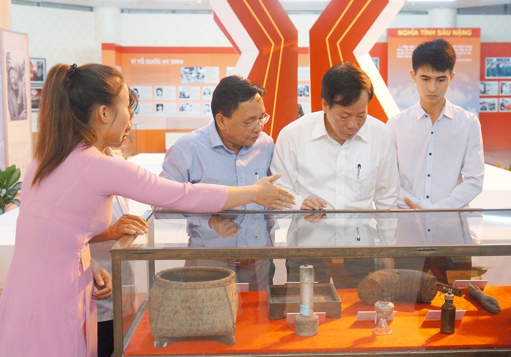 ton vinh va tri an cac anh hung liet si va nguoi co cong qua 70 nam den on dap nghia