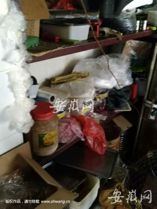 chu quan an de cua hang ban kinh hoang nhan vien khong chiu noi phai len mang vach tran