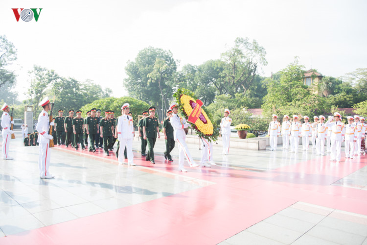 lanh dao dang nha nuoc dang huong tuong niem cac liet si va vieng bac