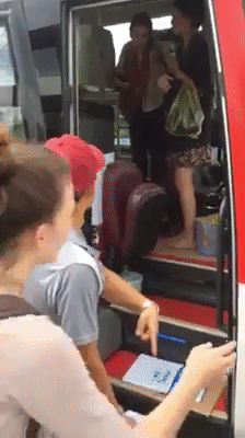 sa thai phu xe quat mang nem ba lo va duoi khach nuoc ngoai xuong giua duong o nha trang