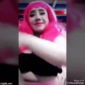 nu dai gia thai lan tiep tuc khieu khich du luan voi man doi toc gia hong choe roi nhay nhot phan cam