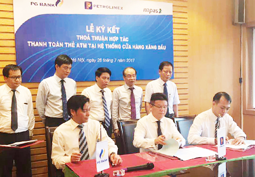 co the tra tien do xang bang the atm tu 18