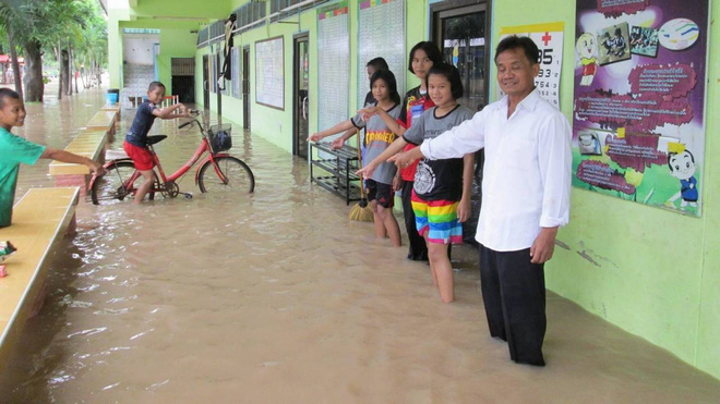 loat anh dang so ve tham canh ngap lut dang khien nguoi dan thai lan khon don