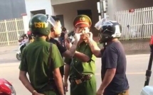 bi cong an giu xe thanh nien goi dien ve mach bo me dien bien 5 phut sau con gay kinh ngac hon