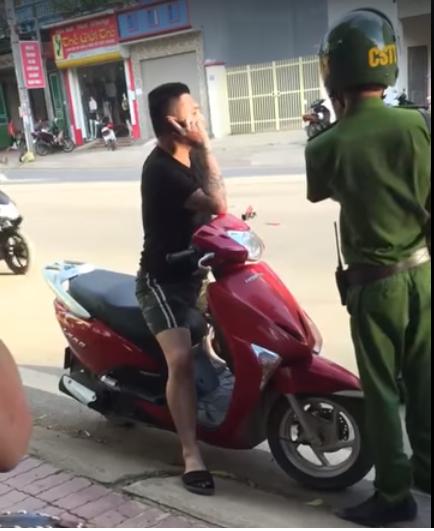 son la bi bat vi di xe may khong doi mu bao hiem nam thanh nien xam tro goi ca bo me den chui boi lang ma cong an