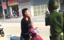 son la bi bat vi di xe may khong doi mu bao hiem nam thanh nien xam tro goi ca bo me den chui boi lang ma cong an