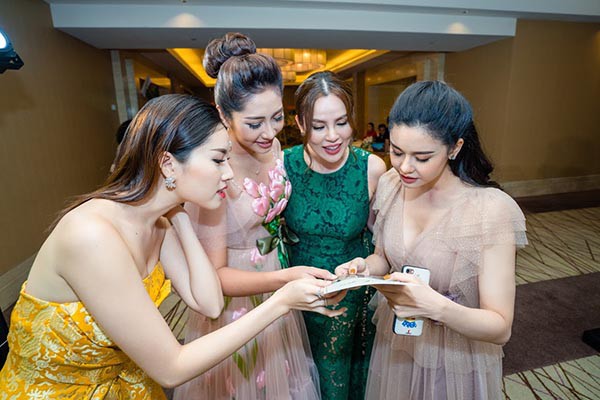 hoa hau dang thu thao khoe sac cung dan nguoi dep