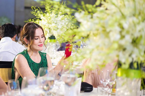 hoa hau dang thu thao khoe sac cung dan nguoi dep