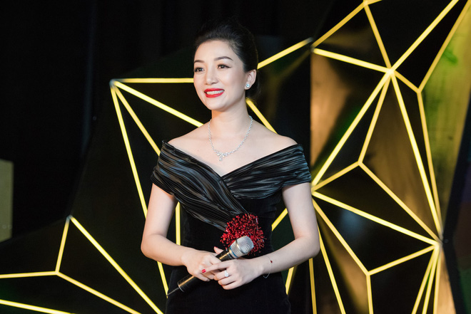 ca si pham thu ha khoe vai tran goi cam hat ca khuc kinh dien ve ai tinh