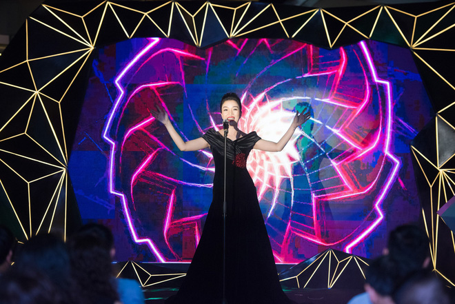 ca si pham thu ha khoe vai tran goi cam hat ca khuc kinh dien ve ai tinh