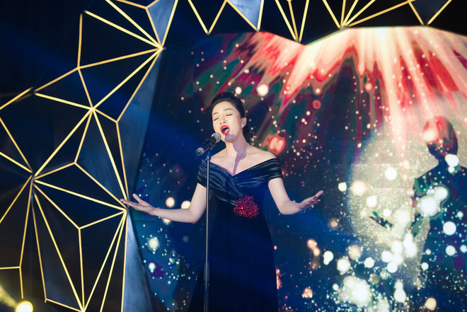 ca si pham thu ha khoe vai tran goi cam hat ca khuc kinh dien ve ai tinh