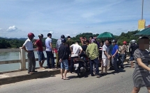 troi nang nong 40 do nam thanh nien khieng quan tai len giua cau nam