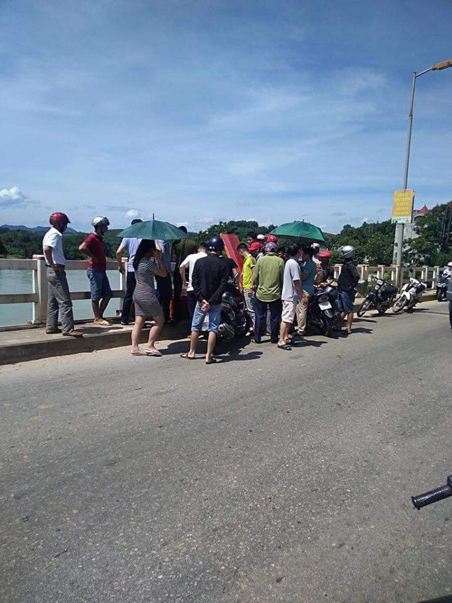 troi nang nong 40 do nam thanh nien khieng quan tai len giua cau nam