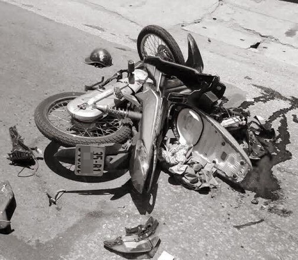 ha noi nam thanh nien tu nan sau khi va cham voi xe tai duoi troi nang nhu do lua