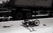 ha noi nam thanh nien tu nan sau khi va cham voi xe tai duoi troi nang nhu do lua