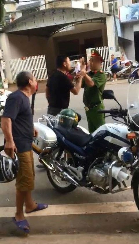 thong tin moi vu nam thanh nien goi ca nha ra lang ma cong an thach thuc bac la truong cong an gay xon xao o lang son