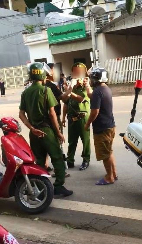 thong tin moi vu nam thanh nien goi ca nha ra lang ma cong an thach thuc bac la truong cong an gay xon xao o lang son