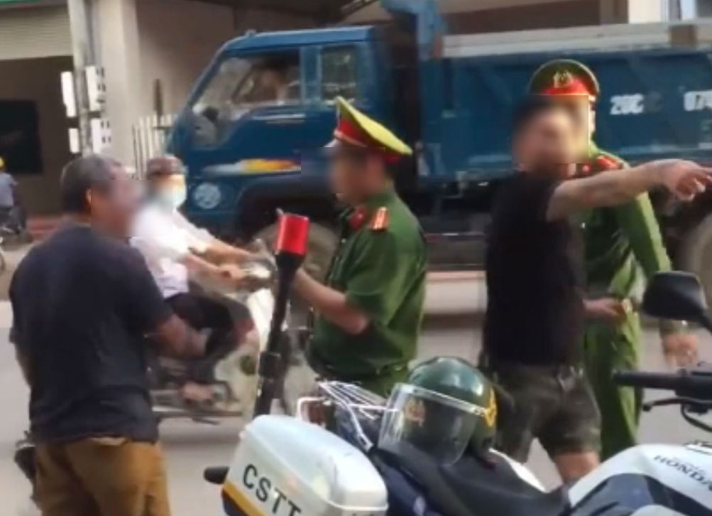 thong tin moi vu nam thanh nien goi ca nha ra lang ma cong an thach thuc bac la truong cong an gay xon xao o lang son