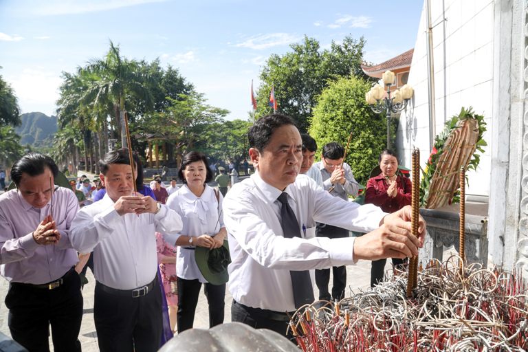 trung uong mttq viet nam dang huong tri an cac anh hung liet sy tai nghia trang viet lao