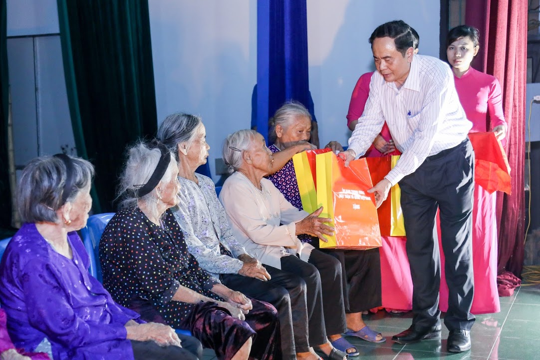 trung uong mttq viet nam dang huong tri an cac anh hung liet sy tai nghia trang viet lao