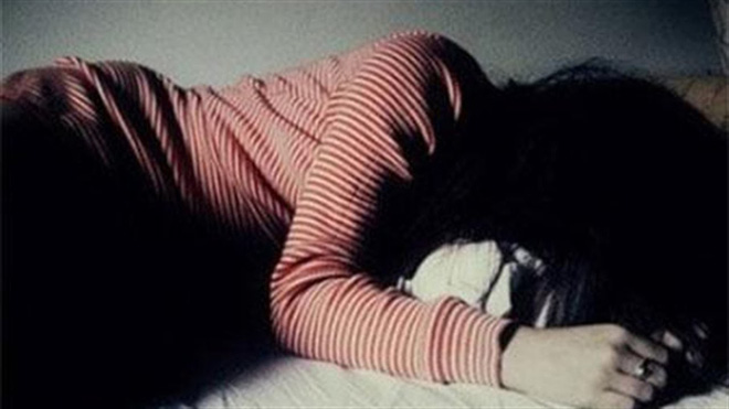 be gai 14 tuoi bi nam thanh nien khong che hiep dam