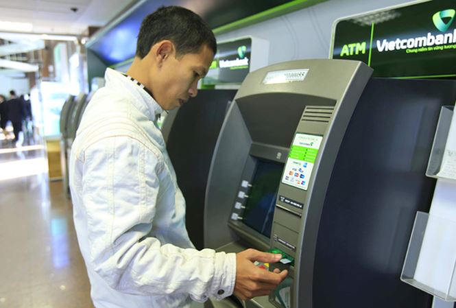 dung tang phi rut tien atm noi mang de can nhac loi ich cac ben