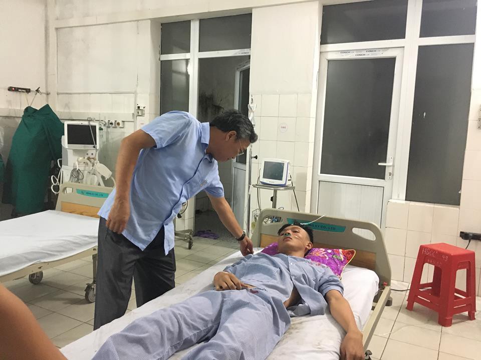 thanh hoa lat phao khi di boi bien 4 thanh nien bi song cuon xa bo