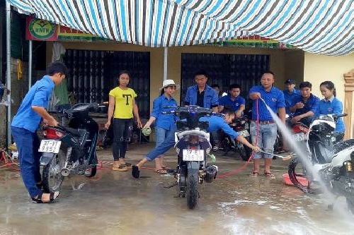 thanh nien ru nhau rua xe thien nguyen giup do cac gia dinh chinh sach co hoan canh kho khan