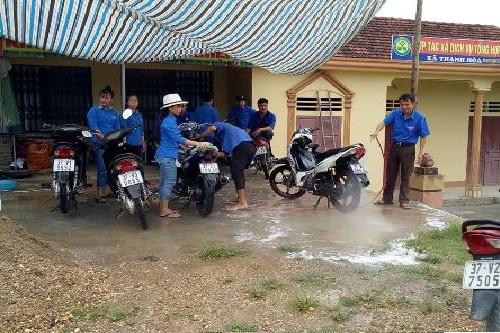 thanh nien ru nhau rua xe thien nguyen giup do cac gia dinh chinh sach co hoan canh kho khan