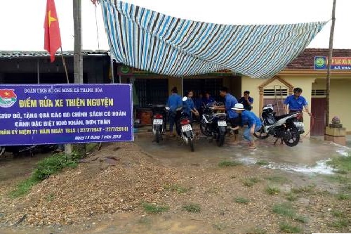 thanh nien ru nhau rua xe thien nguyen giup do cac gia dinh chinh sach co hoan canh kho khan