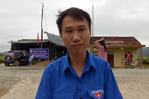 thanh nien ru nhau rua xe thien nguyen giup do cac gia dinh chinh sach co hoan canh kho khan