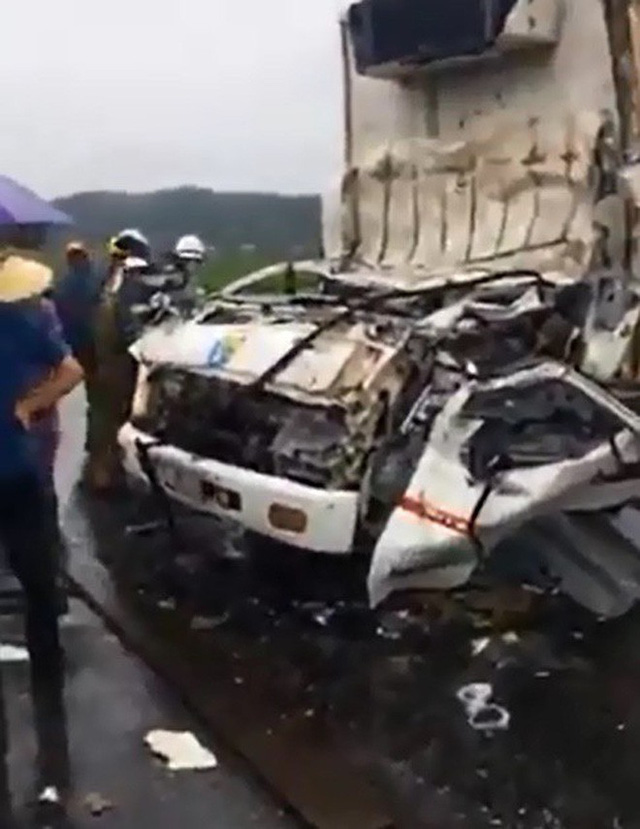 clip dam nat dau xe dong lanh xe tai lat xuong ruong hang chuc con lon bi vang ra ngoai