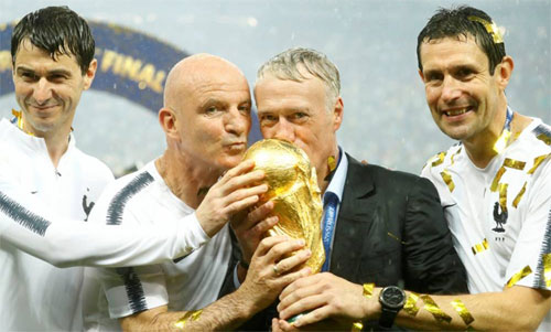 deschamps la nguoi thu ba vo dich world cup trong vai tro cau thu va hlv
