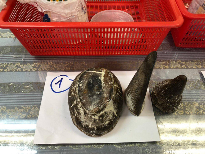 nam hanh khach van chuyen trai phep 12 sung te giac quy hiem tu chau phi ve viet nam