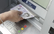 video choang canh than lan rut tien tai cay atm