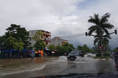 mua lon keo dai nhieu tuyen duong o tpvinh bien thanh song