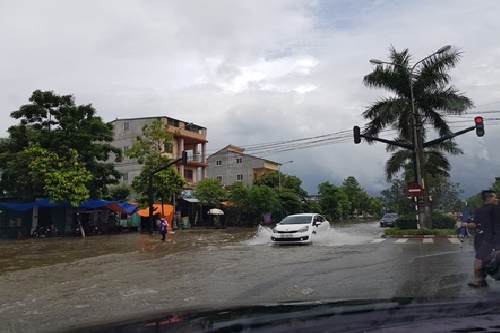 mua lon keo dai nhieu tuyen duong o tpvinh bien thanh song
