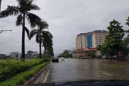 mua lon keo dai nhieu tuyen duong o tpvinh bien thanh song