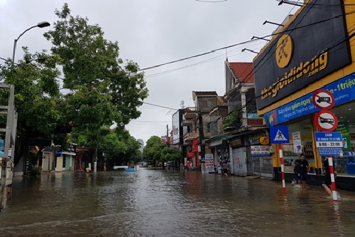 mua lon keo dai nhieu tuyen duong o tpvinh bien thanh song